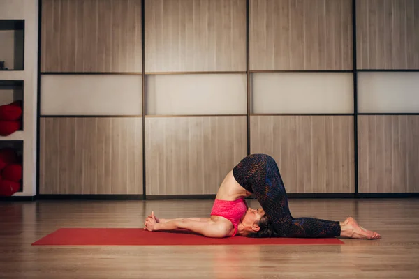 Mujer en una pose de yoga tradicional — Foto de Stock