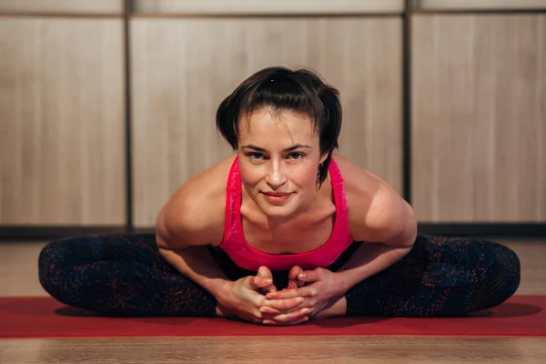 Mujer demostrando sukhasana o pose de yoga fácil — Foto de Stock