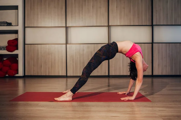 Deportiva mujer de mediana edad haciendo práctica de yoga — Foto de Stock