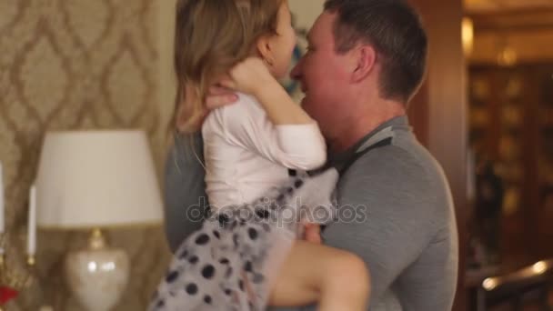 Grand-père jouant avec sa petite-fille — Video