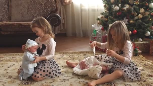 Девочки-близнецы с подарками — стоковое видео