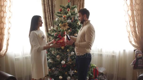 El marido da regalo de Navidad a su esposa — Vídeos de Stock