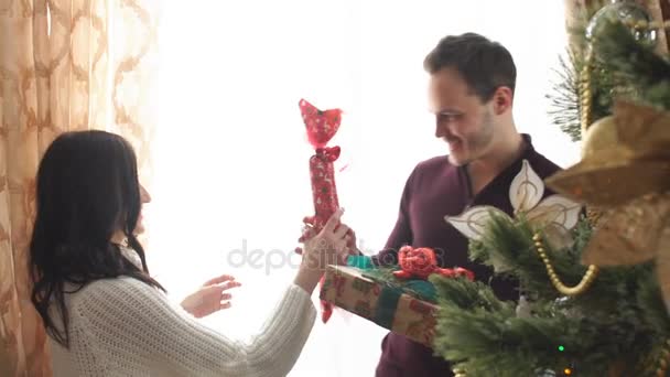 El marido da regalo de Navidad a su esposa — Vídeo de stock