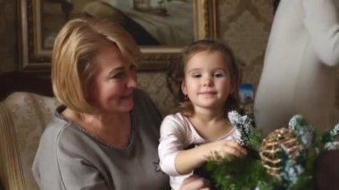 Büyükanne ile çocuk Noel için hazırlanıyor