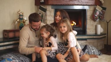 Geniş aile birlikte rahatlatıcı, şömine