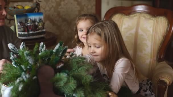 Abuela con dos hijos preparándose para la Navidad — Vídeo de stock