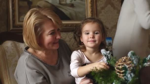 Γιαγιά με παιδί προετοιμασία για τα Χριστούγεννα — Αρχείο Βίντεο