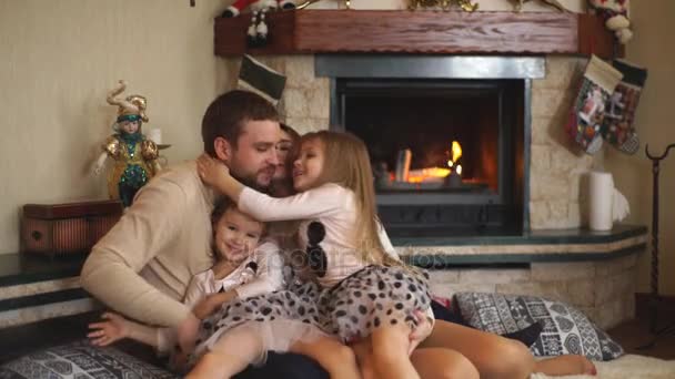 Familia Extendida Relajándose Juntos en la chimenea — Vídeo de stock