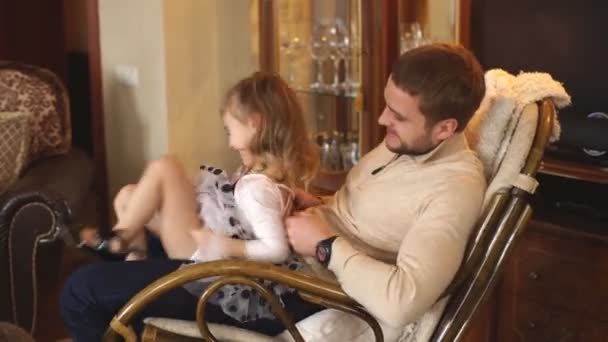 Padre felice giocare con la figlia — Video Stock