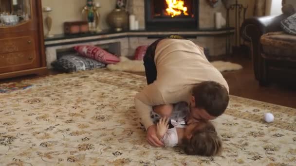 Glücklicher Vater spielt mit Tochter — Stockvideo