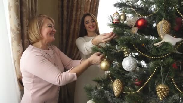 La madre-hija viste el árbol de Navidad — Vídeos de Stock