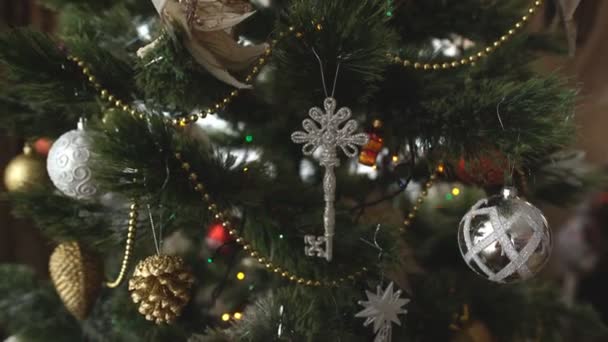 Όμορφο χριστουγεννιάτικο δέντρο παιχνίδι, ευτυχισμένο το νέο έτος — Αρχείο Βίντεο