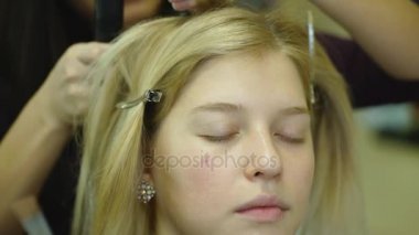 Modelleri göz kulak parlak temel rengi göz farı uygulamak ve bir kabuk göz farı ile tutarak makyaj sanatçısı