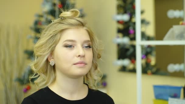 Make-up artiest een strop. Mooie sexy model meisje binnenshuis. Vrouwelijke portret — Stockvideo