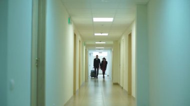 genç bir çift otelde geliyor