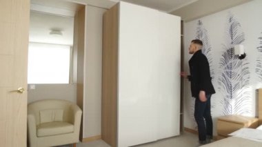 genç işadamı bir otel odasında olduğunu