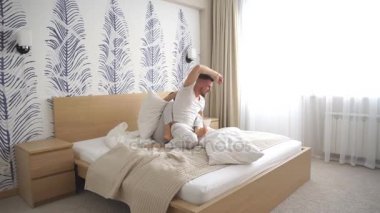 Mutlu sevgi dolu çift atlama ve yatakta eğleniyor