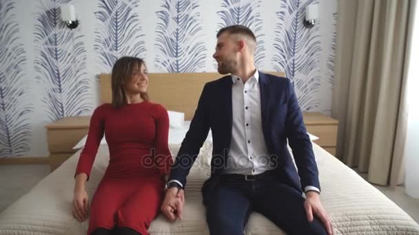 Una feliz pareja joven cae en la cama — Vídeo de stock