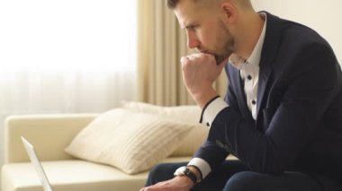 hareket için bekleyen genç işadamı