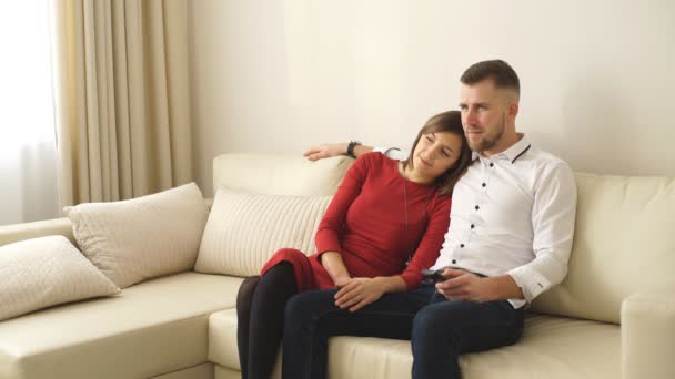 Amante casal assistindo TV — Vídeo de Stock