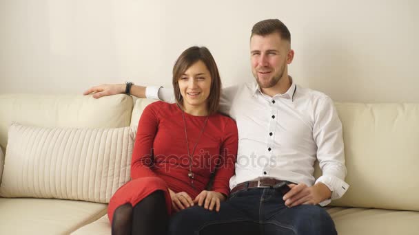 Любящая пара смотрит телевизор — стоковое видео