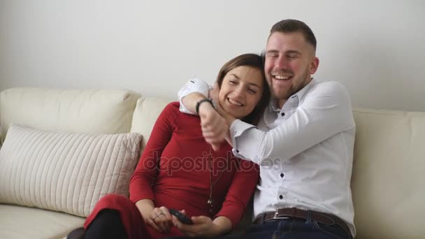 Любящая пара смотрит телевизор — стоковое видео