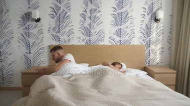 sabah, yatakta bir adam uyanır