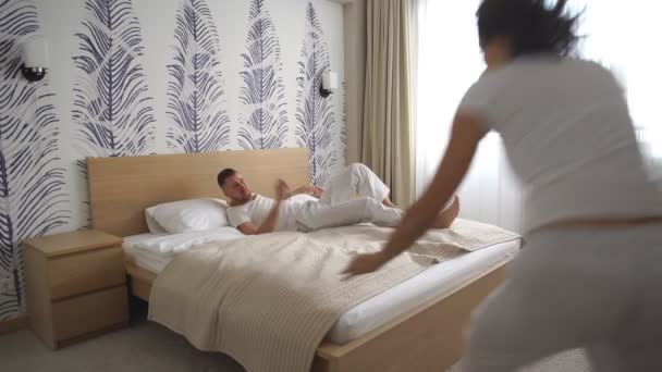 Junges Paar albert im Bett herum — Stockvideo