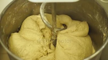 Fırında hamur yoğurma makinesi karıştırıyorum.