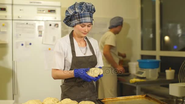 Bäcker bereitet Teig für Brot vor — Stockvideo