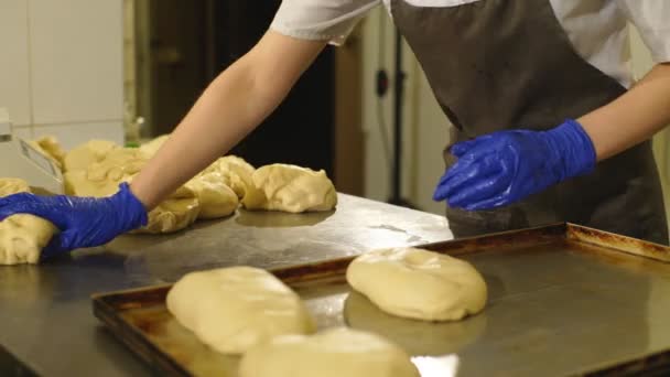 Bäcker bereitet Teig für Brot vor — Stockvideo