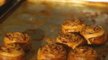 Tarçınlı çörek ile fırın tepsisi