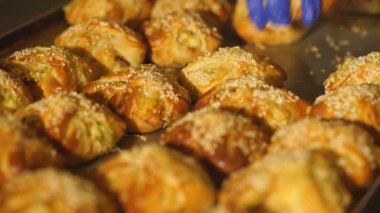 Tarçınlı çörek ile fırın tepsisi
