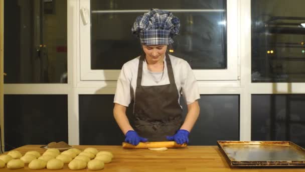 Ein Bäcker, der Zimtbrötchen backt — Stockvideo