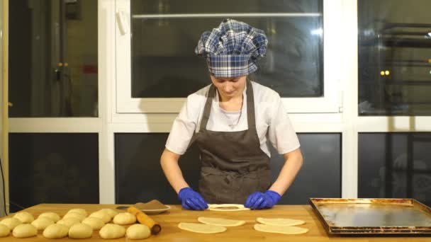 Un panadero haciendo rollos de canela — Vídeo de stock
