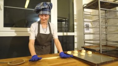 rulo tarçın yapma bir fırıncı