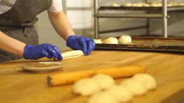 Tarçınlı çörek yapma. Ev yapımı ham Maya hamuru pişirmeye hazır yükseltme sonra