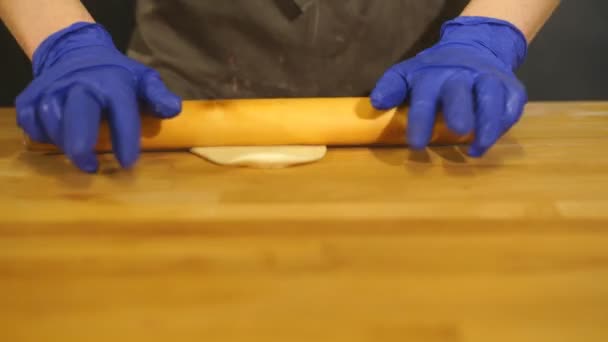Um padeiro fazendo rolos de canela — Vídeo de Stock