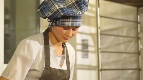 快乐的女性贝克做肉桂卷。制作肉桂面包 — 图库视频影像