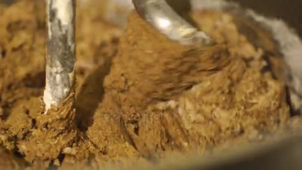 Enorme mechanisme voor deeg mengen op bakkerij. — Stockvideo