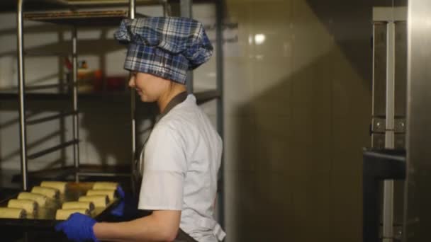 Rolls with poppy seeds in the oven — Stock Video