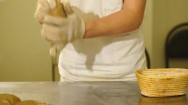 Pastanede erkeklerin elinden para kazanıyordum.