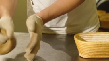 erkek aşçı için ekmek hamur şekillendirme