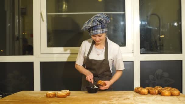 Rouleaux de cannelle saupoudrés de glaçage — Video