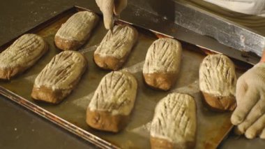 bir fırıncı ekmek hamur üzerinde el ile insizyon yapar. Bread.Bakery imalatı