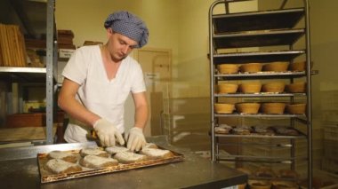 bir fırıncı ekmek hamur üzerinde el ile insizyon yapar. Bread.Bakery imalatı