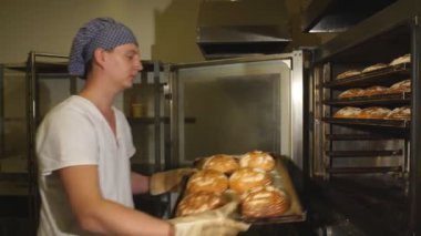 Taze pişmiş ekmek üretim, tam Tekdüzen holding tepsisinde yakışıklı baker