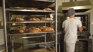 modern bir fırın fırında taze pişmiş ekmek alarak baker