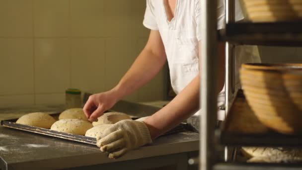 Pekař dělá ruční řezy na těsto na chleba. Výroba Bread.Bakery — Stock video