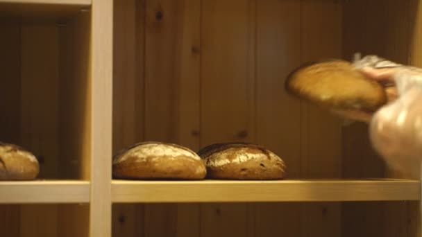 Il venditore mette il pane sul bancone — Video Stock